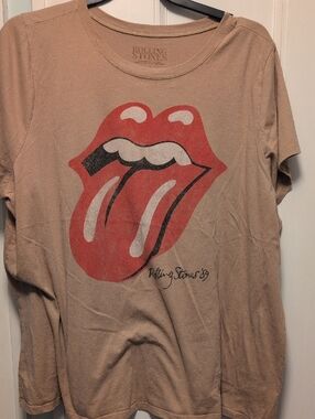 Torrid 4 Rolling Stones Tongue Graphic Tee in Tan and Red